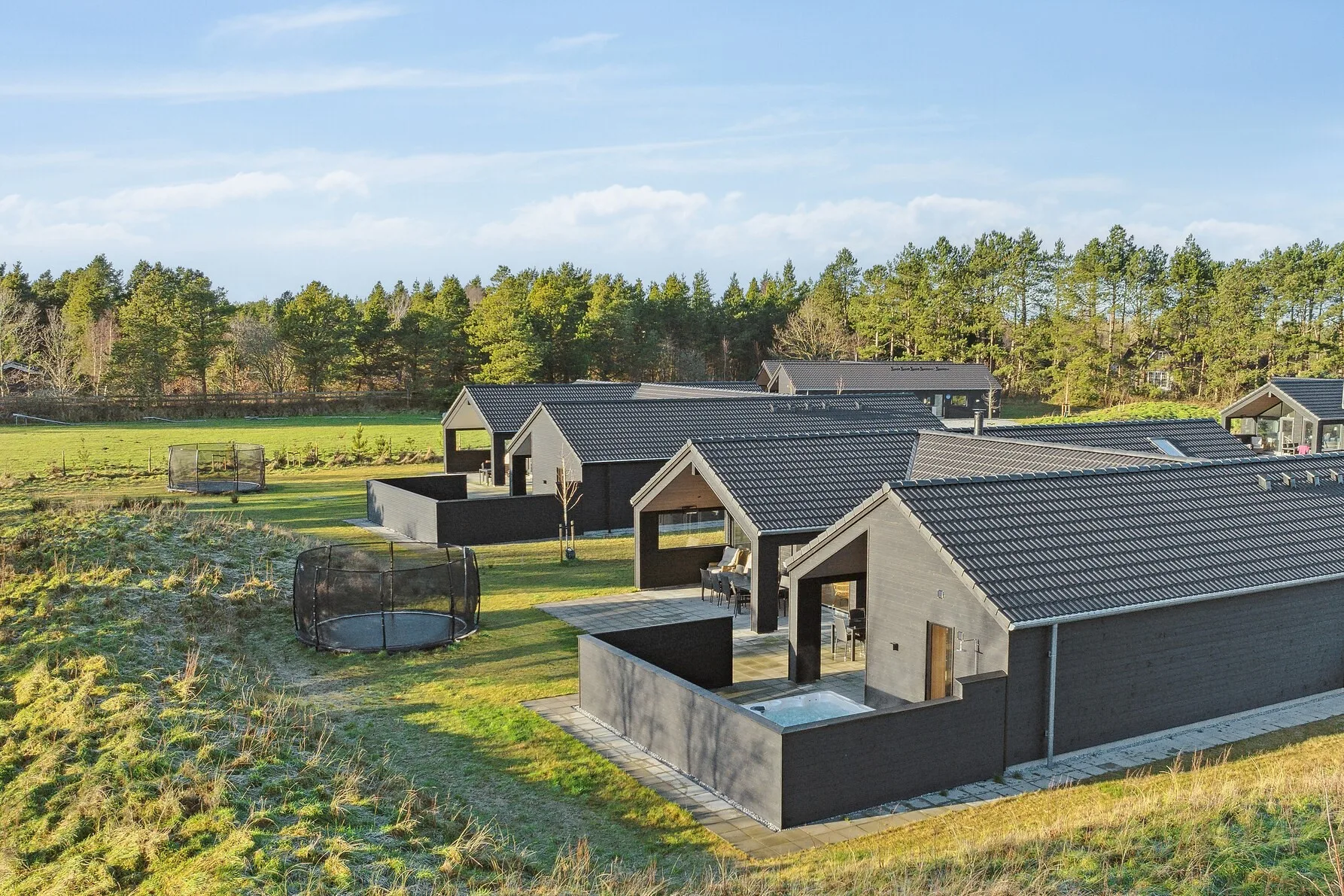 Feriehus på Rømø set fra oven — moderne arkitektur med flere bygninger