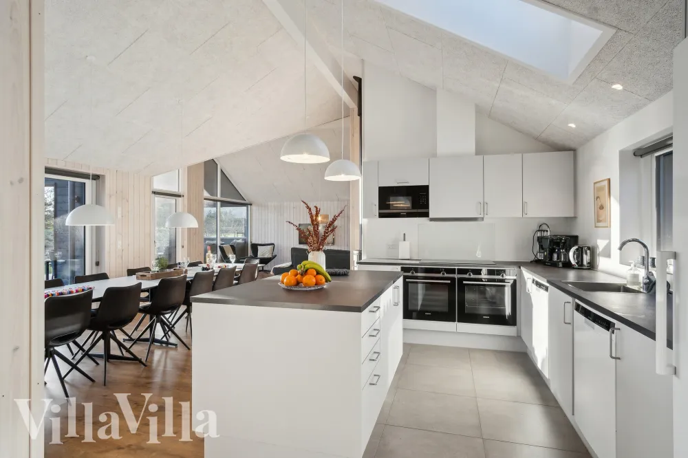 Stort køkken med spiseplads i Rømø sommerhus